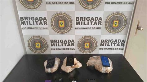 3º BPChq prende jovem que se preparava para arremessar drogas e