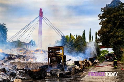 Le Cascine Proseguono Le Operazioni Di Spegnimento Alessandro Busi