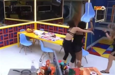 Bbb Nat Lia Pensa Em Deixar Reality Ap S Confus O Na Festa Do L Der