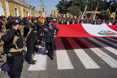 Ica Civismo Y Marcialidad En Desfile Por Los A Os De La