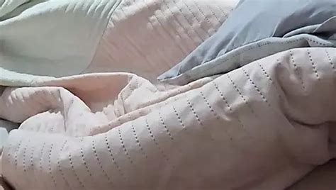 Macocha w czerwonym bikini rozbiera się przed pasierbem xHamster