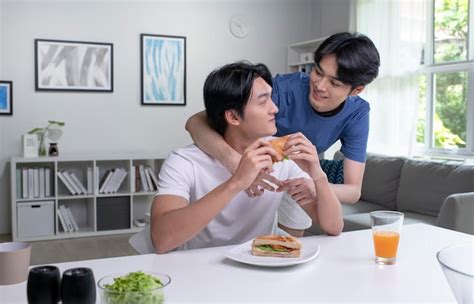 Conceito de vida do jovem casal asiático casal gay lgbt feliz tomando café da manhã juntos na