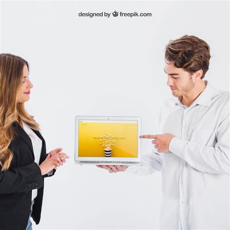 Деловые люди, показывающие планшет | Бесплатный PSD