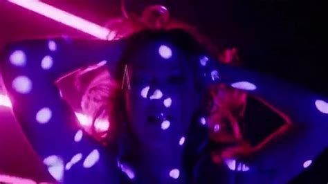 Cenapop Luana Piovani sensualiza dançando apenas de lingerie em cena de série portuguesa