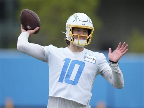 Chargers Make Qb Herbert Nfl S Best Paid Player Rthk