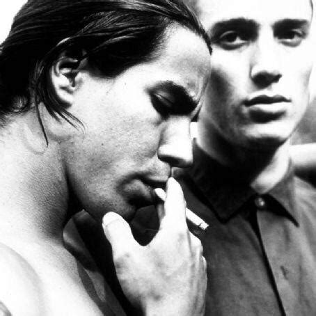 Red Hot Chili Peppers Singer Former Guitarist And Bass Player Are All Short Badass Band R