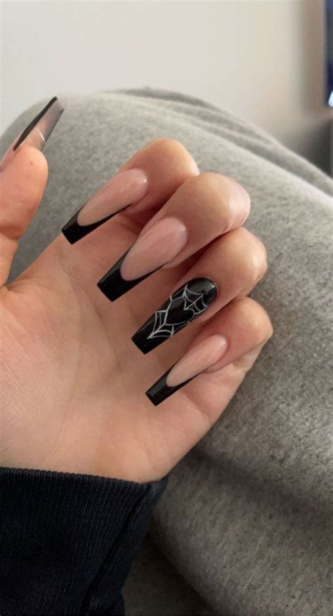 Edgy Goth Grunge Black Nails für einen dramatischen Look Unhas