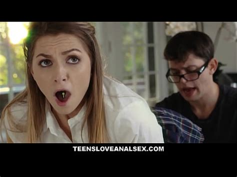 Pequeña virgen follada en el culo por nerd iglesia chico XVIDEOS