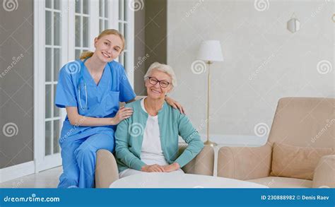 Une Jeune Infirmière Blonde En Uniforme S occupe D une Femme âgée Dans Une Salle De Lumière à La