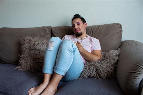 Triste Gay Transexual Llorando En Casa Foto Premium