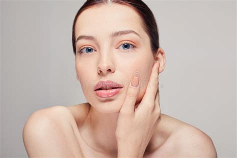 Una Bella Ragazza Sensuale Con Capelli Castani E Pelle Fresca A Spalle Nude Tocca Il Viso Con