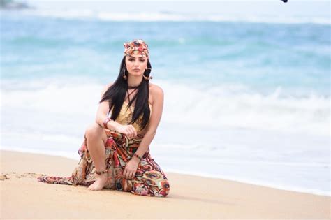 Una Hermosa Chica En Bikini En Una Playa Con Un Vestido De Estilo Gitano Foto Premium