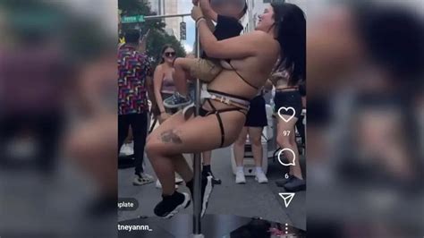 Marcha Del Orgullo Gay Usa Y Esc Ndalo Ni O Baila Poledance