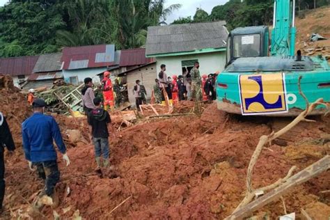 Jenazah Ditemukan Korban Meninggal Longsor Natuna Menjadi Orang