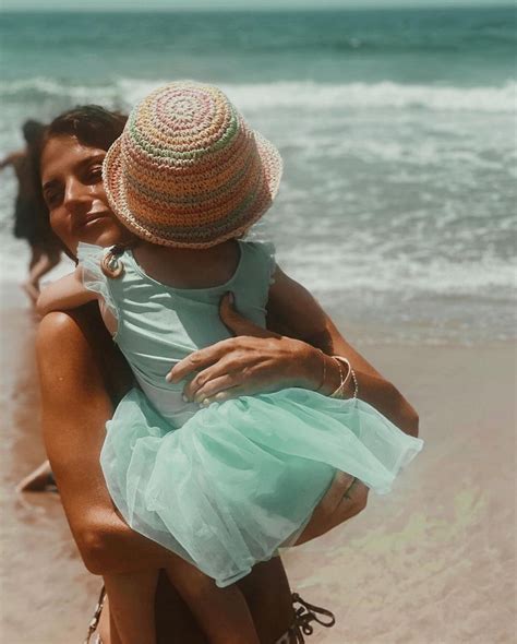 Weronika Rosati pokazała się w bikini na spacerze z córką na plaży w Kalifornii