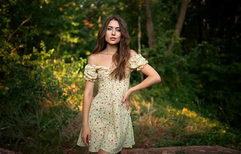Обои девушка forest trees nature model brunette plants standing на телефон и рабочий стол