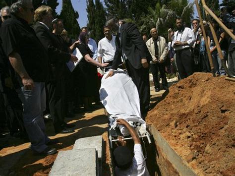 Filmmaker undergoes taharah in doc about Jewish burial