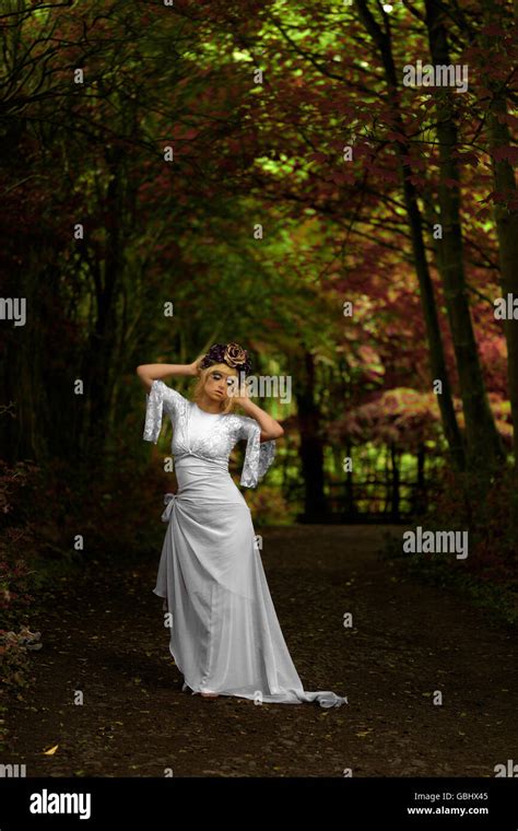 Femme blonde en couronne Banque de photographies et dimages à haute résolution Alamy