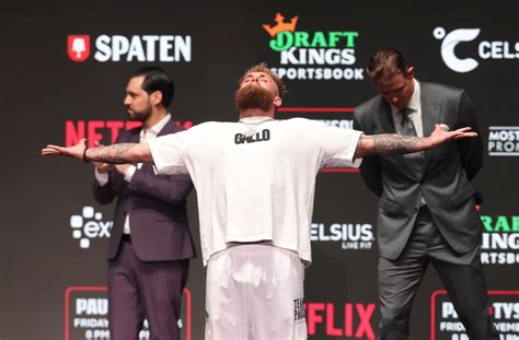 Photos: Mike Tyson slaps Jake Paul in the face at…