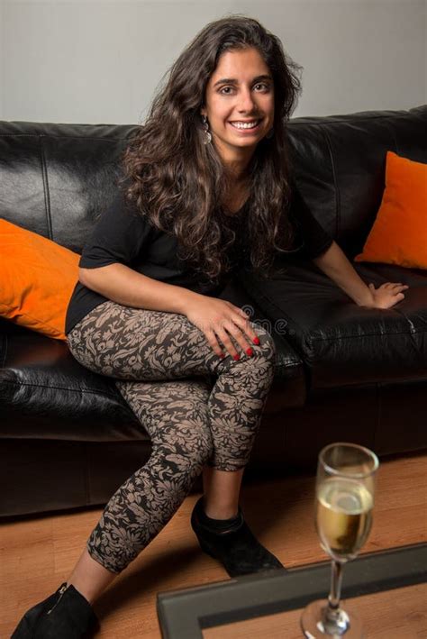 Νέο κορίτσι Brunette που έχει τη διασκέδαση στο σπίτι Στοκ Εικόνες εικόνα από