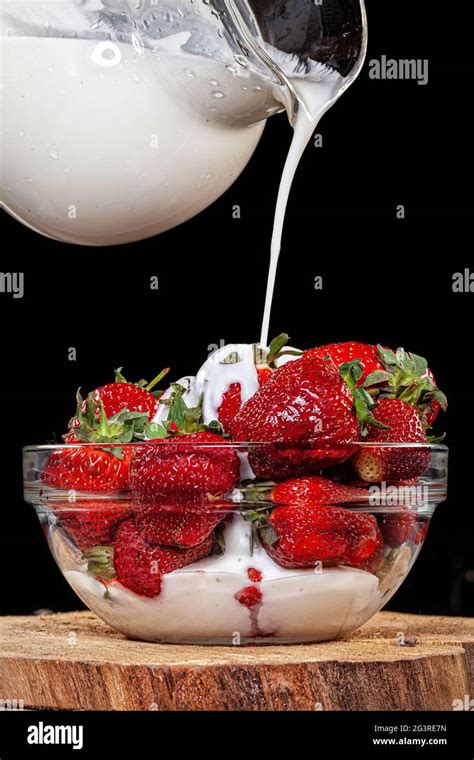 Strawberry With Cream Stock Photo - Alamy