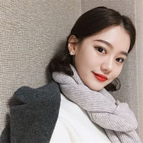 Tết này các nàng tạm quên son nude bợt đi phải diện màu son tươi tắn này mới chuẩn