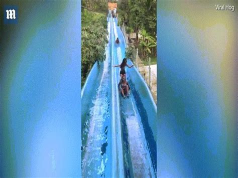 Cô gái mặc bikini bị sóng cuốn phăng khi đang tạo dáng