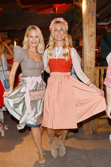 Blonde Zwillinge Treffen Sich Bei Wiesn Event Ein Paar Im Fokus