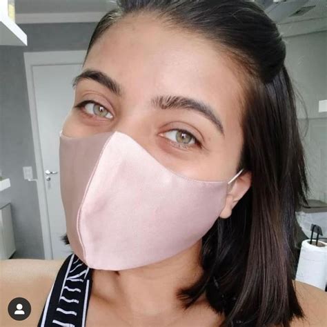 Máscaras de luxo s Instagram profile post Máscara zibeline cor nude Design diferenciado