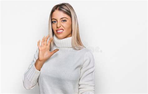 Schöne Blonde Frau Trägt Lässige Rollkragenpullover Ekeligen Ausdruck Missfallen Und ängstlich