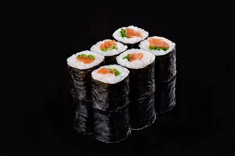 Ролл лосось — Black Sushi