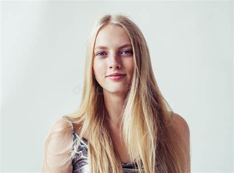 Belle Fille Blonde De Femme Avec De Longs Cheveux Blonds Lisses Et Beau Image Stock Image Du