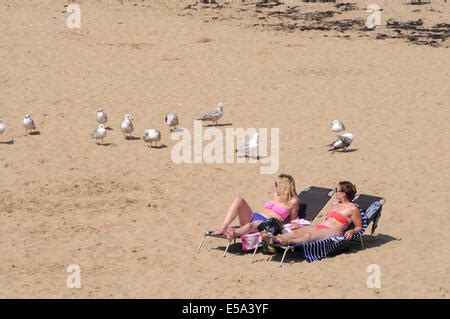 Zwei junge Frauen im Bikini Sonnen Sie sich an einem Strand in Juan Les Pins an der Côte d