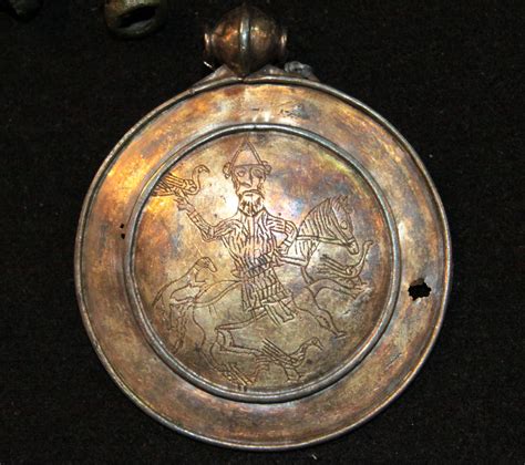 Медальон-подвеска с изображением всадника | Музейная онлайн-галерея СФУ