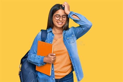 Una Joven Latina Con Una Mochila Estudiantil Y Con Libros Sonriendo Con Un Pelo Conmovedor Y Con