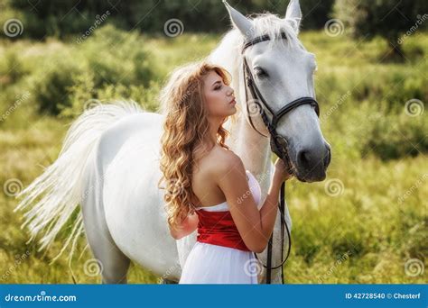 Belles Femmes Sensuelles Avec Le Cheval Blanc Photo stock - Image du