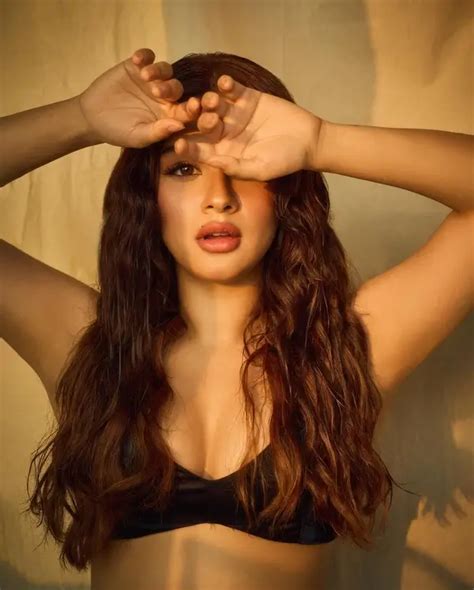 Hot Avneet Kaur Flaunts Her Big Boobs And Sexy Body In Black Bra