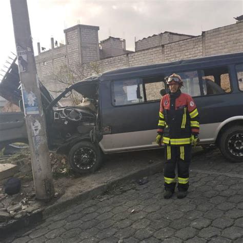 Quito Siniestro De Buseta Dejó Una Fallecida Y 12 Menores Afectados En