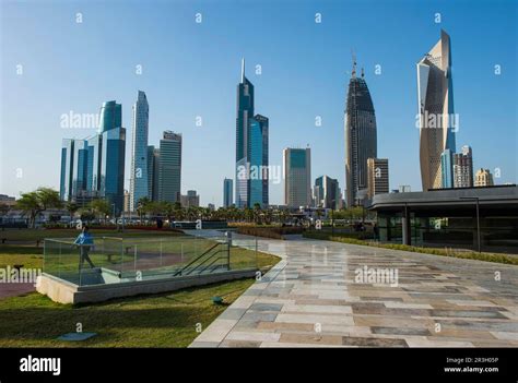 El Horizonte De La Ciudad De Kuwait Y Al Shaheed Park Kuwait City