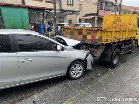 [新聞] 宜蘭離奇車禍！女駕駛打噴嚏方向盤一偏 慘撞路邊小貨車 看板gossiping Ptt網頁版