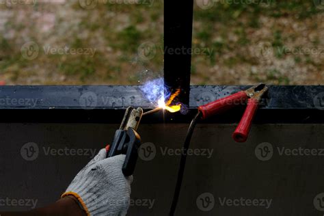 El técnico soldador está soldando acero con chispas. 3027315 Foto de ...