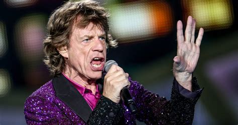 La Nación Mick Jagger recibe obsequio por parte del delantero Luis Suárez