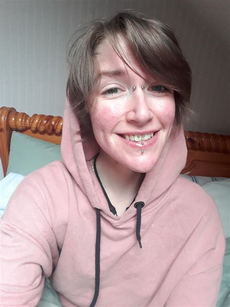 not gonna let the gloomy weather dampen my mood(: : r/shorthairedhotties