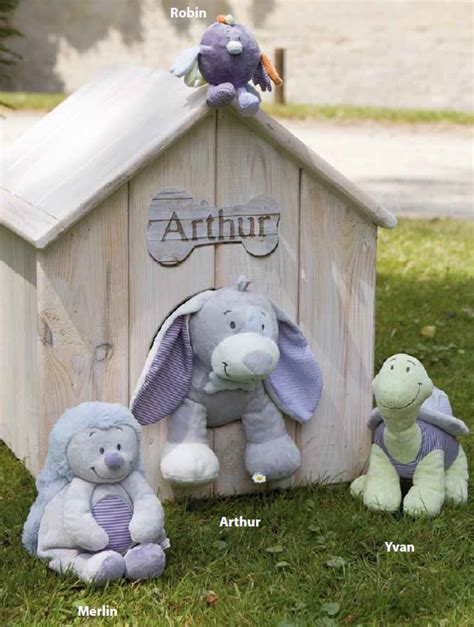 Découvrez les doudous et peluches Arthur Merlin de Noukies