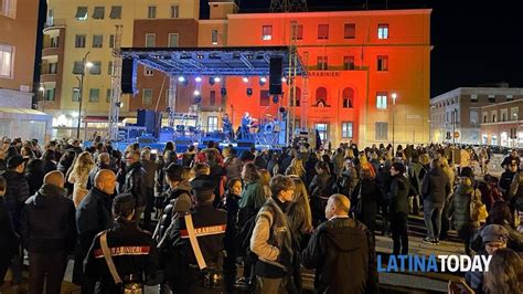 Notte Arancione A Latina Il Concerto Degli Studenti Contro La Violenza Sulle Donne
