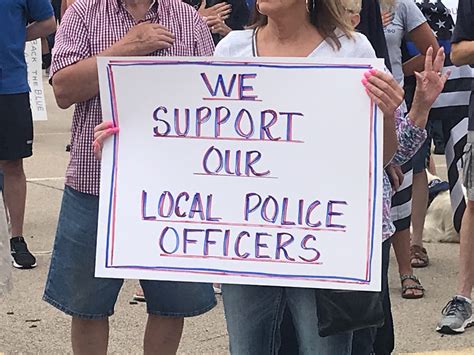 Hundreds attend ‘Back the Blue’ rally in downtown Rockford
