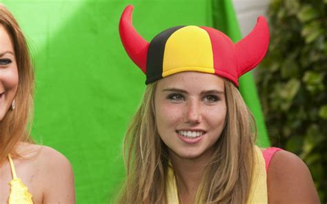 WK Babe Axelle Despiegelaere Duikt Plots Op Aan De Zijde Van Nainggolan Voetbal Voetbalnieuws