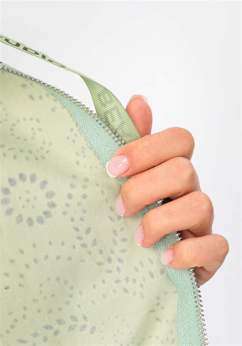 Ветровка с цветочным принтом — купить со скидкой в магазине Леомакс за руб