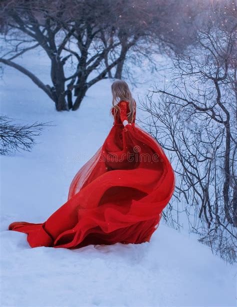 Blonde Dame Zeigt Ihr Gesicht Nicht Im Foto Gekleidet Im Herrlichen Erstaunlichen Roten