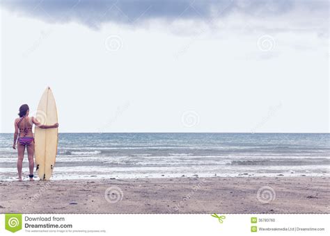 Mujer Tranquila En Bikini Con La Tabla Hawaiana En La Playa Foto De